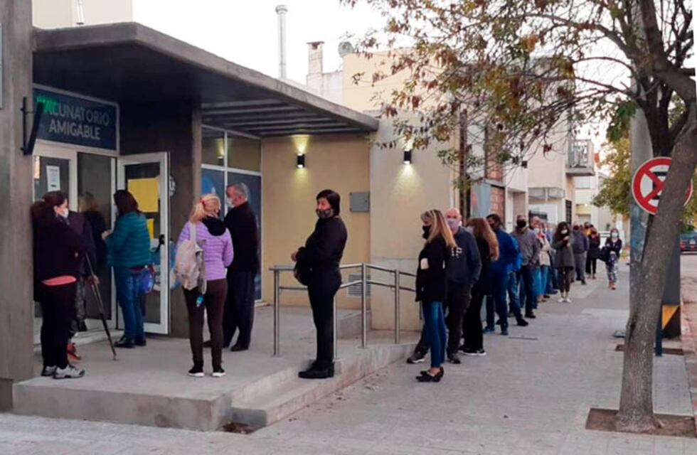 Cola para vacunarse en la ex Asistencia Pública de Santa Rosa