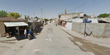 El violento episodio ocurrió en la intersección de calles Santibáñez y Kingsley, en barrio Las Flores II de Córdoba Capital. (Google Street View).