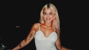 Marta Fort conquista la noche con un look atrevido: micromini tableada, camisa corset y botas con brillo