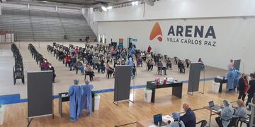 Jornada de vacunación contra el Covid-19 en el Estadio Arena de Villa Carlos Paz.