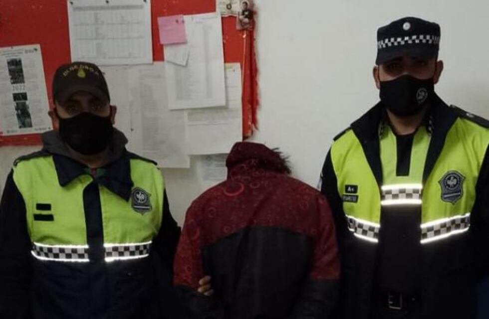 El Chañar: quiso ingresar marihuana para un interno en una caja de puré de tomate y quedó detenido