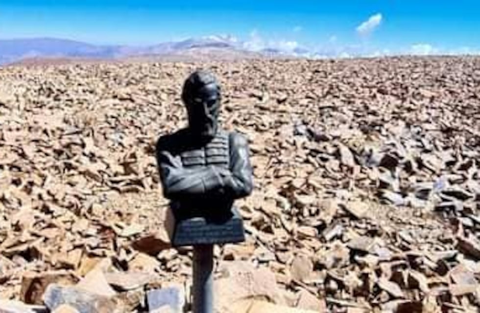 Un busto de Güemes se alza en una cumbre a 5.580 metros sobre el nivel del mar