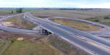 El tramo que quedará habilitado comprende la nueva variante a la ciudad de San Salvador, que evita el paso de la Ruta Nacional N° 18 por la zona urbana de dicha localidad.