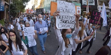 Exigen mejores condiciones laborales y salarios dignos.