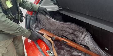 La  carabina Mossberg calibre 308, con mira telescópica, en su funda que fuera incautada por personal de Gendarmería en San Carlos. Gentileza Gendarmería