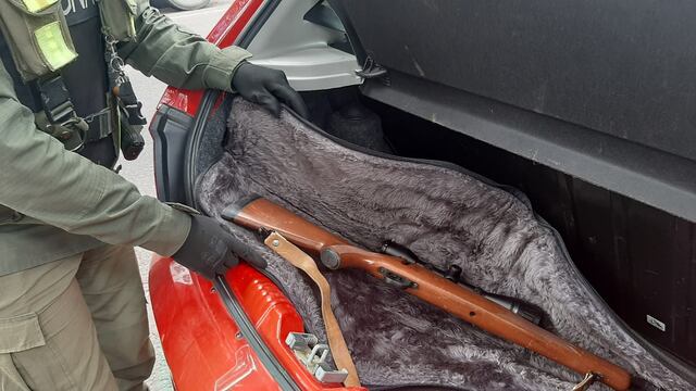 La  carabina Mossberg calibre 308, con mira telescópica, en su funda que fuera incautada por personal de Gendarmería en San Carlos. Gentileza Gendarmería