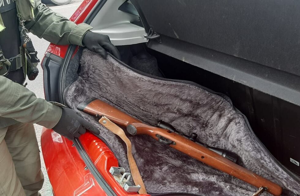 Detuvieron a tres personas que trasladaban un arma y municiones en San Carlos