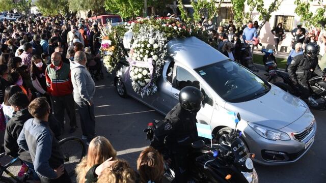 Cientos de fanáticos del ciclista fallecido lo acompañaron en su velorio.