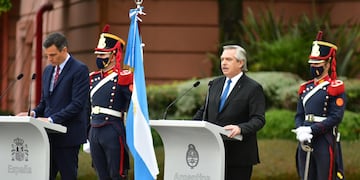 Fernández y su par español, Pedro Sánchez, reiteraron su pedido para el levantamiento de las patentes de las vacunas contra el Covid-19. Federico López Claro / Clarín