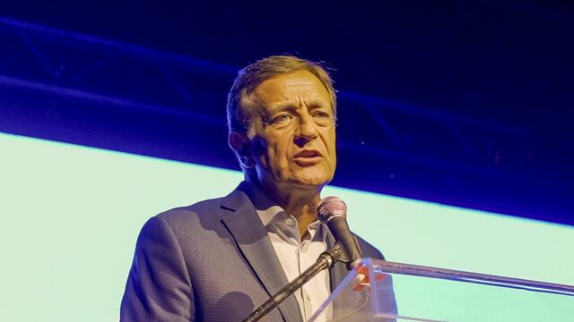 El gobernador participó de los festejos de la cámara de comercio de Tunuyán.