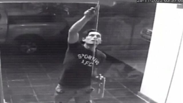 Cámara de seguridad captó el robo en un local de ropa en Posadas y las imágenes fueron compartidas en redes sociales.