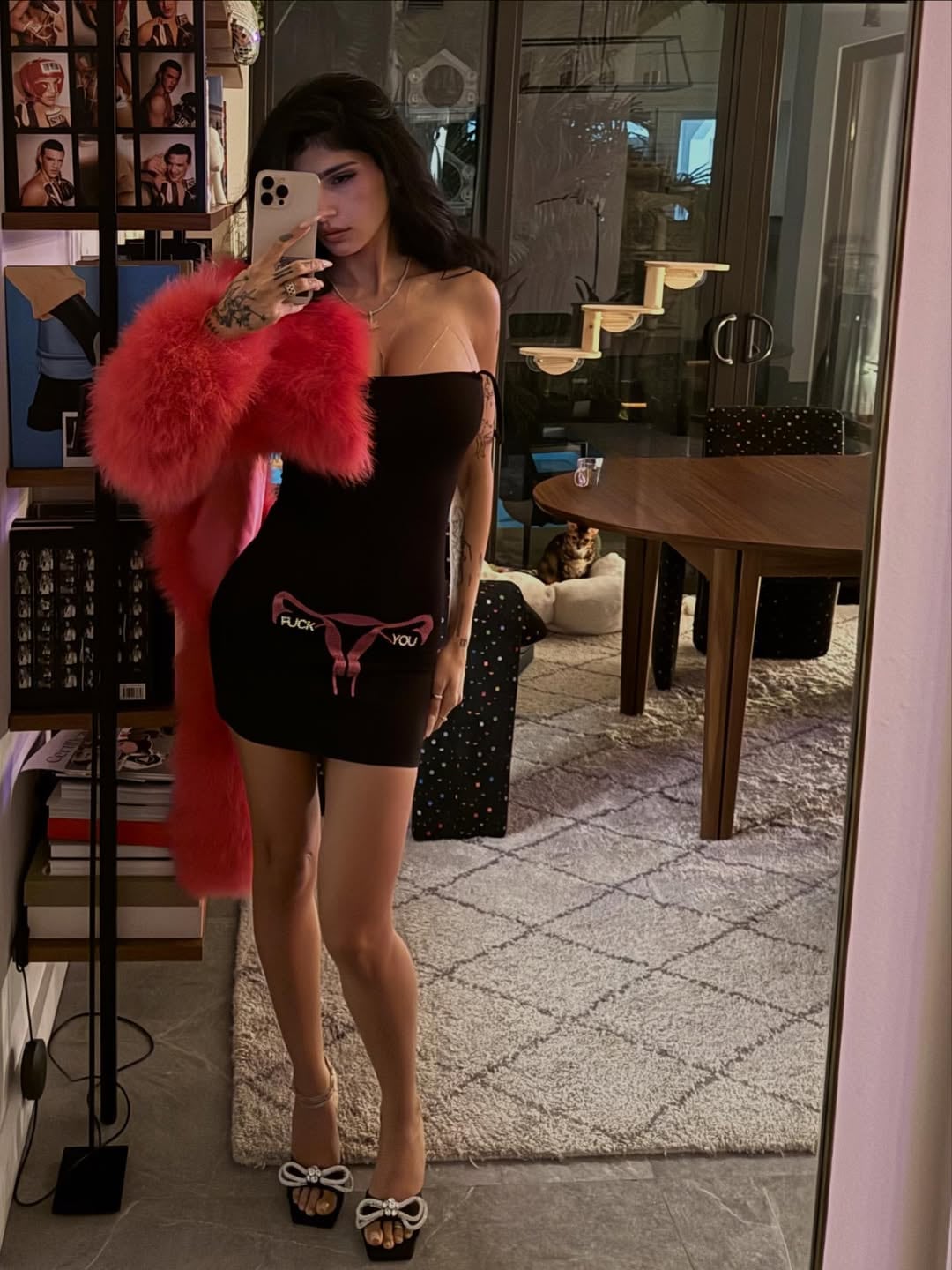 Plumas y ultra ajustado: Mia Khalifa marcó tendencia con la combinación de colores rojo y negro y deslumbró con un vestido muy diminuto