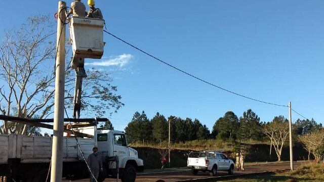Energía de Misiones trabaja en el cambio de postes eléctricos en Bernado de Irigoyen