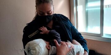 La agente Yamile Mitlacher amamantó al pequeño de ocho meses, luego de que vomitara la comida que intentaban darle