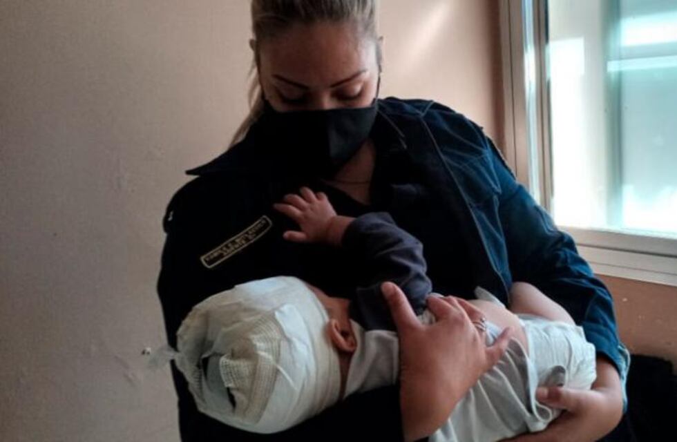 Una agente cordobesa amamantó al bebé que custodiaba