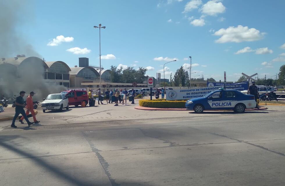 STIA Arroyito realiza una protesta frente a las porterías de ARCOR