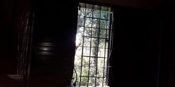 Los trabajadores del lugar sueldan las aberturas cada vez que terminan una jornada laboral.