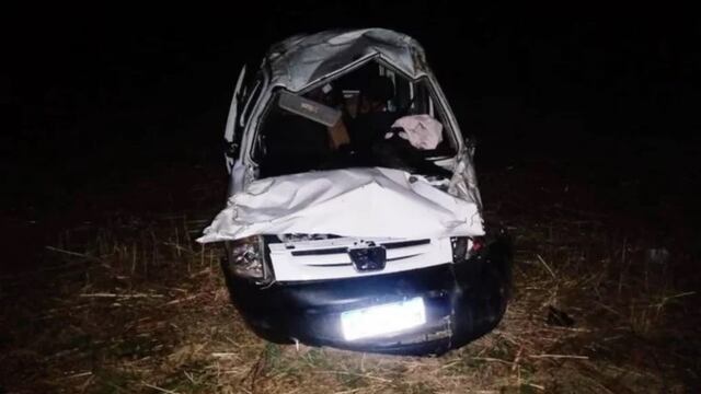 El furgón dió varias vueltas y su conductor fue despedido muriendo en el lugar. Gentileza Norte Puntano