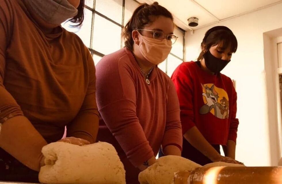 Jóvenes maipucinos intercambian pan casero por alimentos para ayudar a merenderos