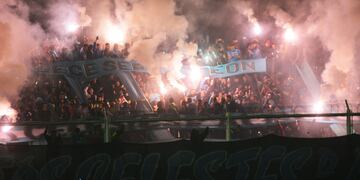 Fervor del más puro entre los hinchas del pirata cordobés a un paso del ascenso. Foto Javier Ferreyra