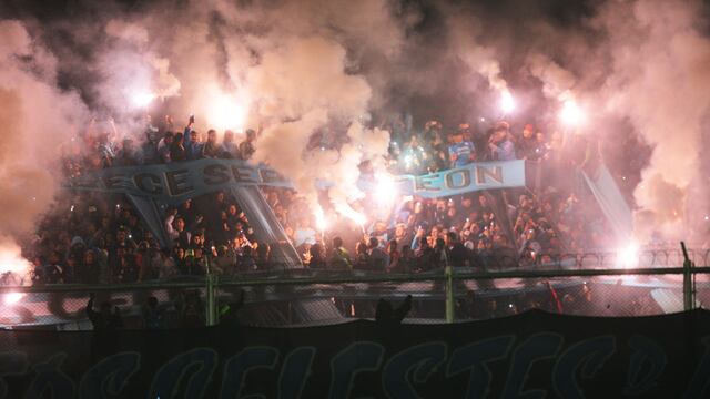 Fervor del más puro entre los hinchas del pirata cordobés a un paso del ascenso. Foto Javier Ferreyra