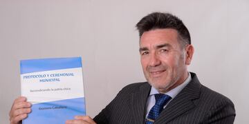 Gustavo Caballero primer libro de Protocolo y ceremonial en Sistema Braile