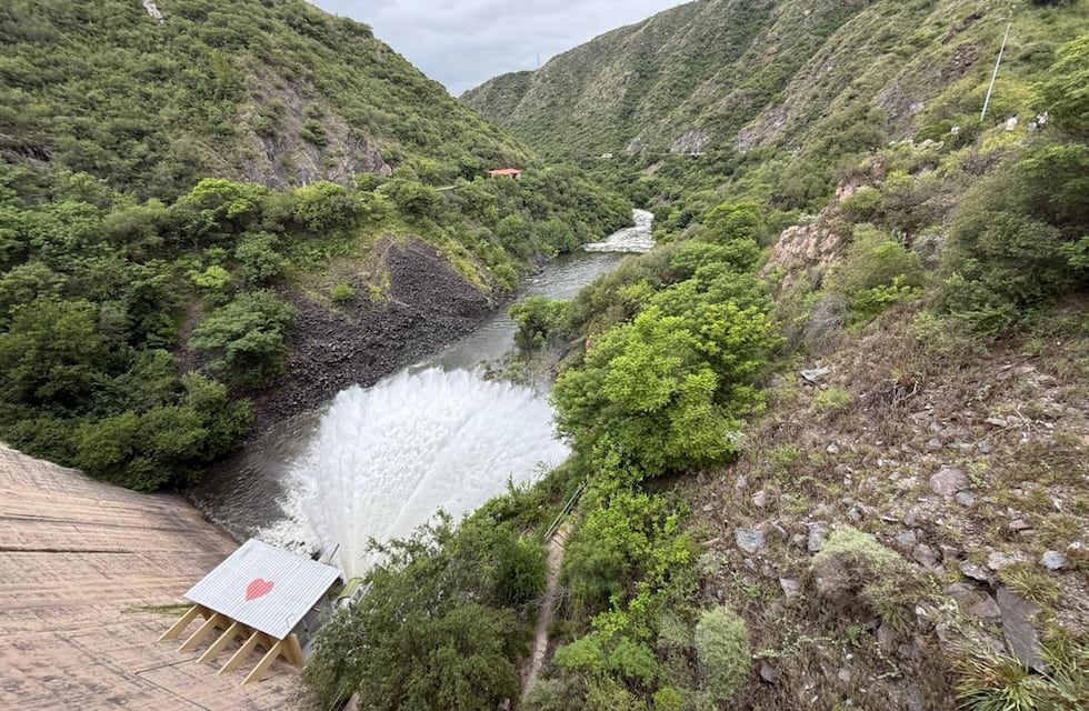 Se abrió una válvula del Dique San Roque y volvió a lucirse la Cola de la Novia