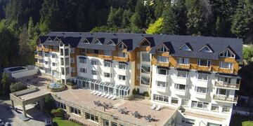 Un alud destrozó un hotel en Bariloche.