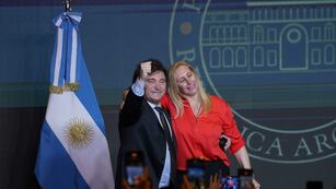 Javier Milei desde el búnker de La Libertad Avanza. Es el nuevo presidente y en Córdoba, arrasó (La Voz).