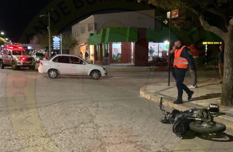 Tragedia en el interior de Córdoba: un joven motociclista falleció tras chocar con un auto