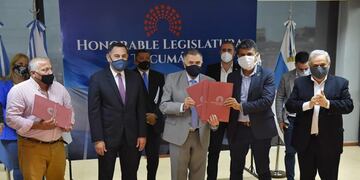 Jaldo firmó un convenio con la UTN y delegados comunales para el dictado de carreras universitarias en Villa Quinteros y Santa Lucía