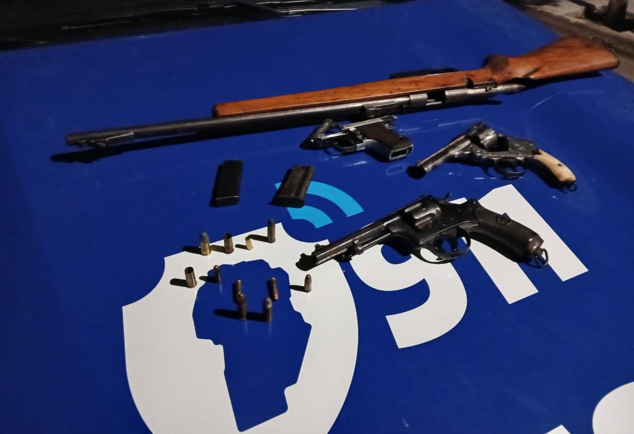 Las armas secuestradas en barrio Villa Argentina.