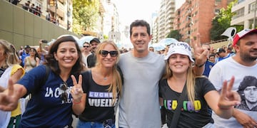 Llevando la representación de La Cámpora Jujuy, Leila Chaher (izq.) estuvo en la marcha del domingo junto al exministro nacional Eduardo De Pedro.