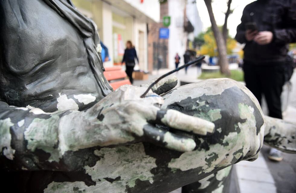 Decapitaron la estatua del histórico presidente de Talleres en el centro de Córdoba, Amadeo Nuccetelli