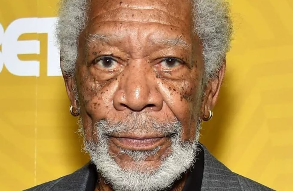 Este es el impactante secreto detrás de los aretes dorados de Morgan Freeman