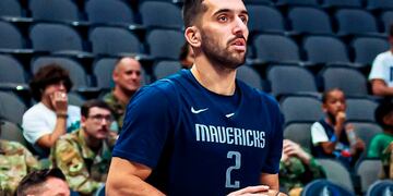 El base cordobés Facundo Campazzo, "pegado" al partido de la Selección en Qatar (Prensa Mavs).