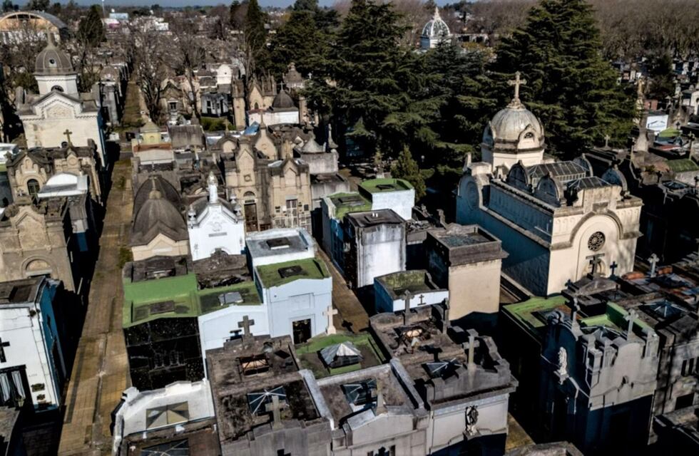 Unos ladrones saquearon la tumba de una niña en La Plata y se llevaron unos objetos de valor con una triste historia detrás