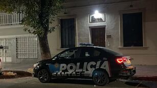 Un patrullero en la puerta de la peluquería donde encontraron el cadáver.