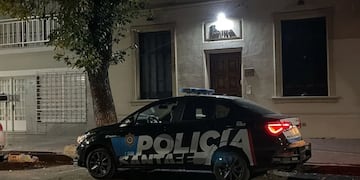 Un patrullero en la puerta de la peluquería donde encontraron el cadáver.