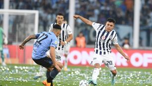 Javier Vallejos se sumó al circuito de Talleres para crear peligro en el arco de Belgrano.