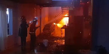 Oberá: intenso operativo de bomberos para controlar el incendio de una vivienda.