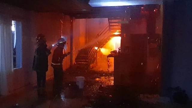Oberá: intenso operativo de bomberos para controlar el incendio de una vivienda.