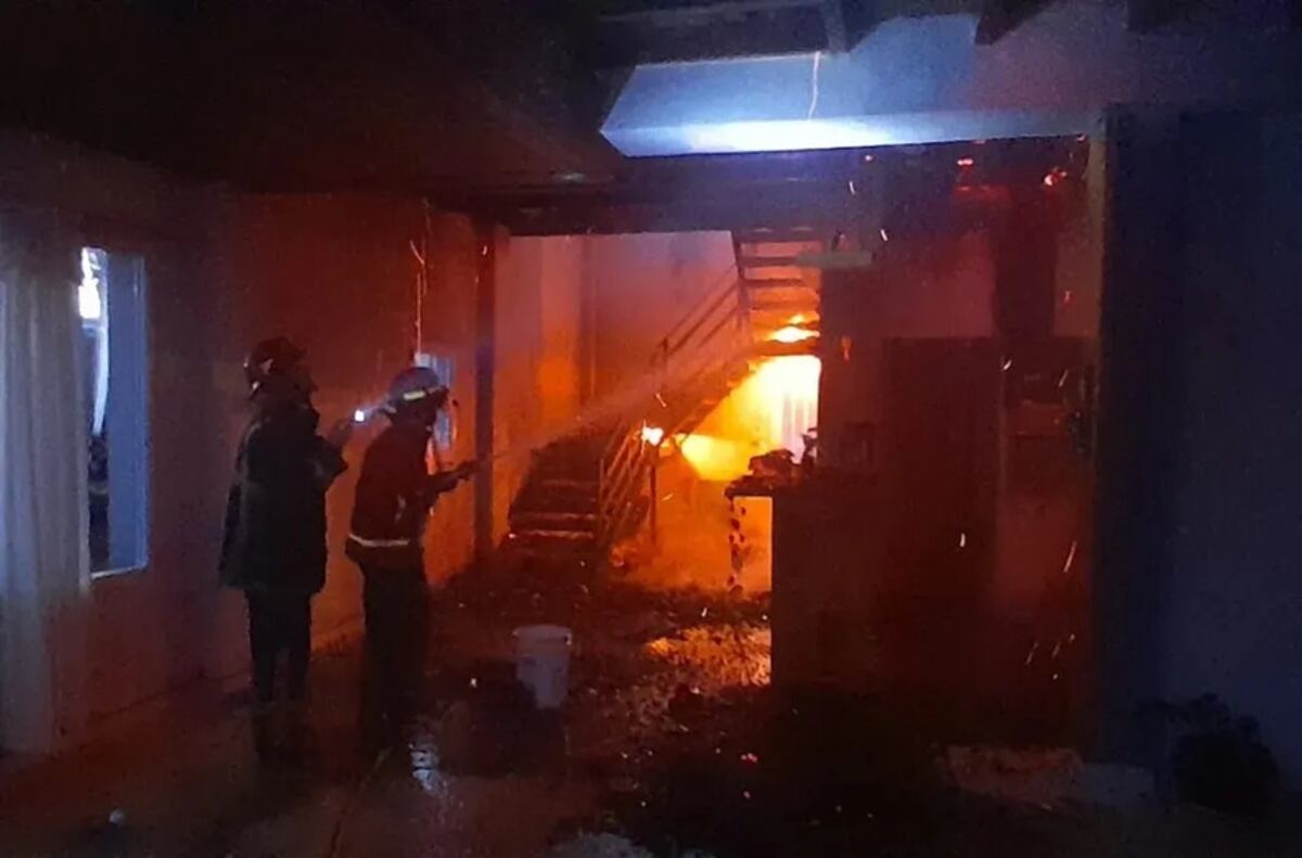 Oberá: intenso operativo de bomberos para controlar el incendio de una vivienda