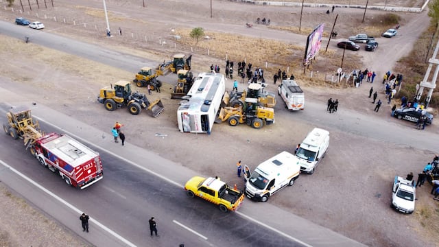 Un colectivo con hinchas de Boca volcó en la ruta 7 de Mendoza cuando se dirigían a ver el partido en el estadio Malvinas Argentinas.