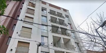Una mujer en La Plata cayó desde un edificio.