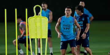 Paulo Dybala espera sumar minutos en la próxima etapa del Mundial. Se mantiene entrenando y aguardando su chance. (AP).