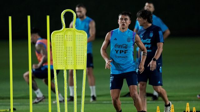 Paulo Dybala espera sumar minutos en la próxima etapa del Mundial. Se mantiene entrenando y aguardando su chance. (AP).