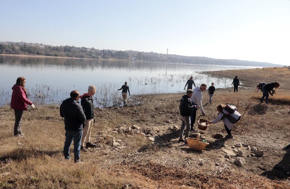 Carlos Paz: vecinos y el Municipio limpiaron las costas del lago San Roque