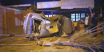 Impactante accidente en Mendoza: dos mujeres chocaron contra un árbol, salieron despedidas del auto y una de ellas murió