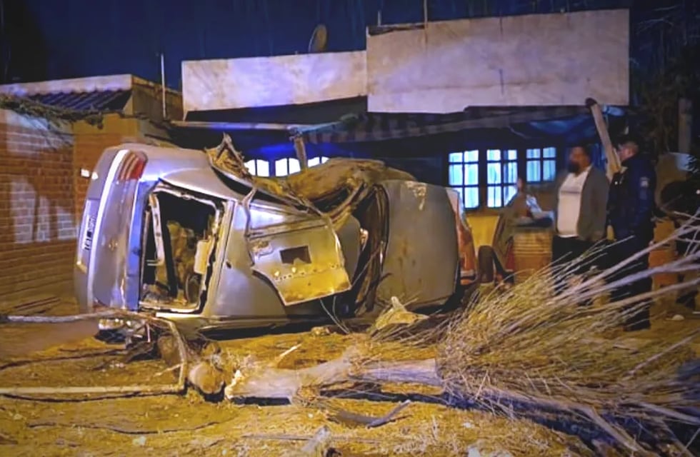 Impactante accidente en Mendoza: dos mujeres chocaron contra un árbol, salieron despedidas del auto y una de ellas murió